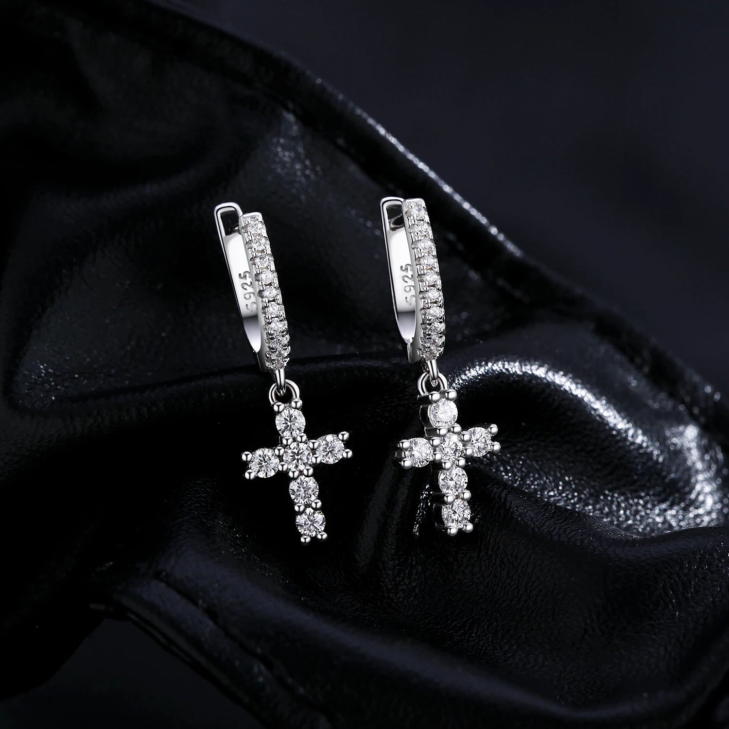 Brinco Cruz Argola em Moissanite – Virena Lux Sanctum