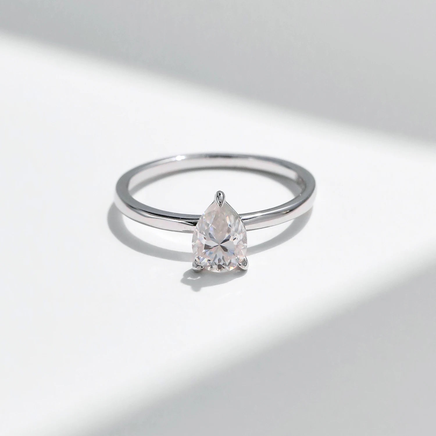 Anel Solitário Gota em Moissanite - Virena Larmes