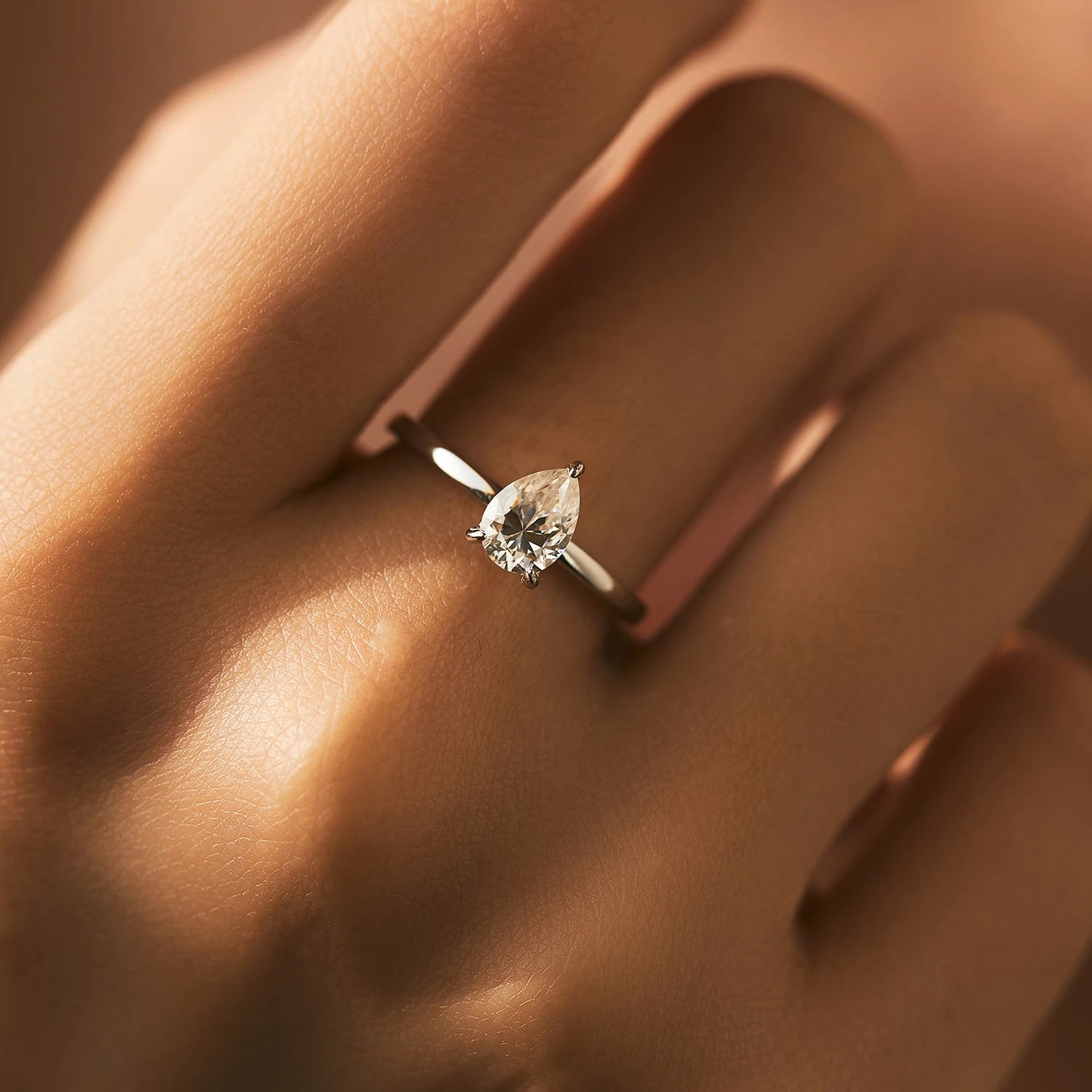 Anel Solitário Gota em Moissanite - Virena Larmes