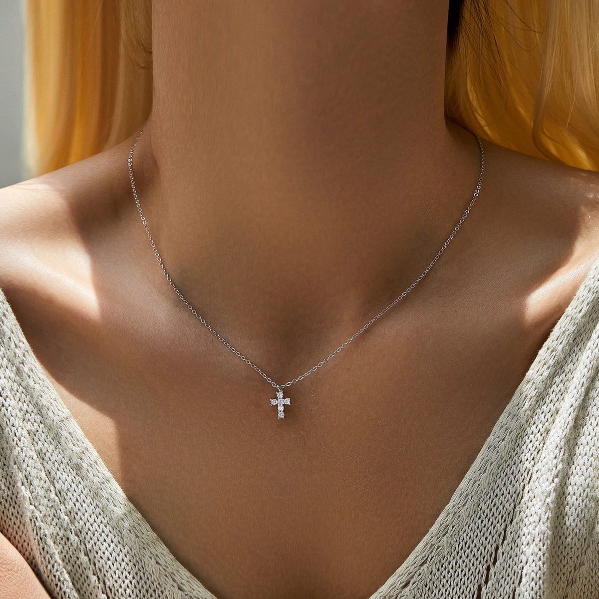 Colar Cruz em Moissanite - Virena Celestial