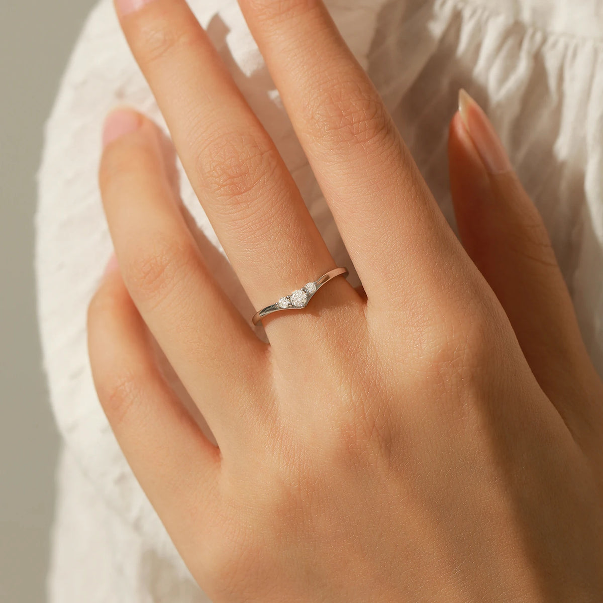 Anel Minimalista em Moissanite - Virena Vesper