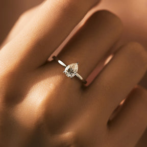 Anel Solitário Gota em Moissanite - Virena Larmes
