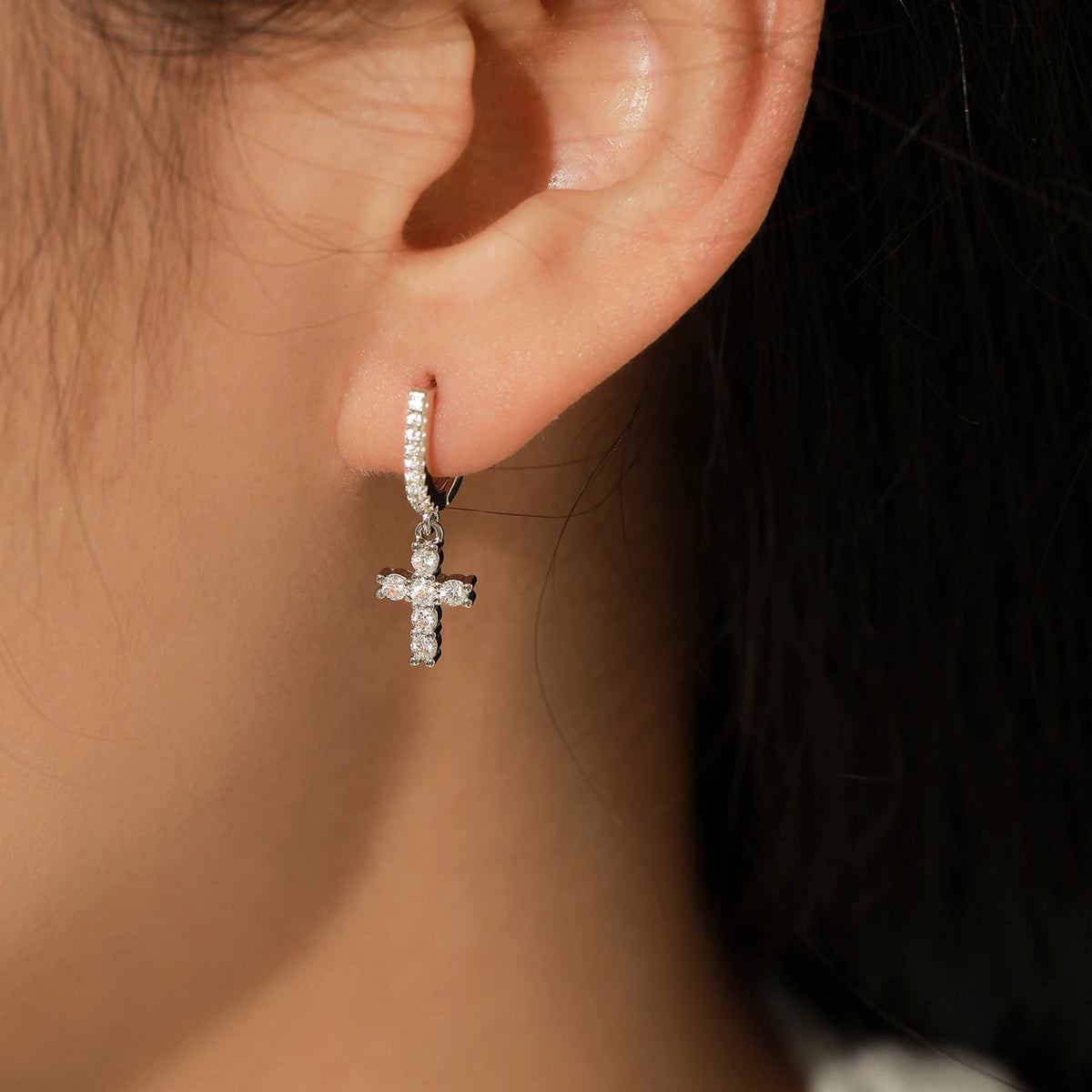 Brinco Cruz Argola em Moissanite – Virena Lux Sanctum